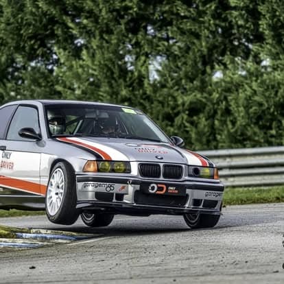 BMW E36 da Only Driver em curva junto às barreiras