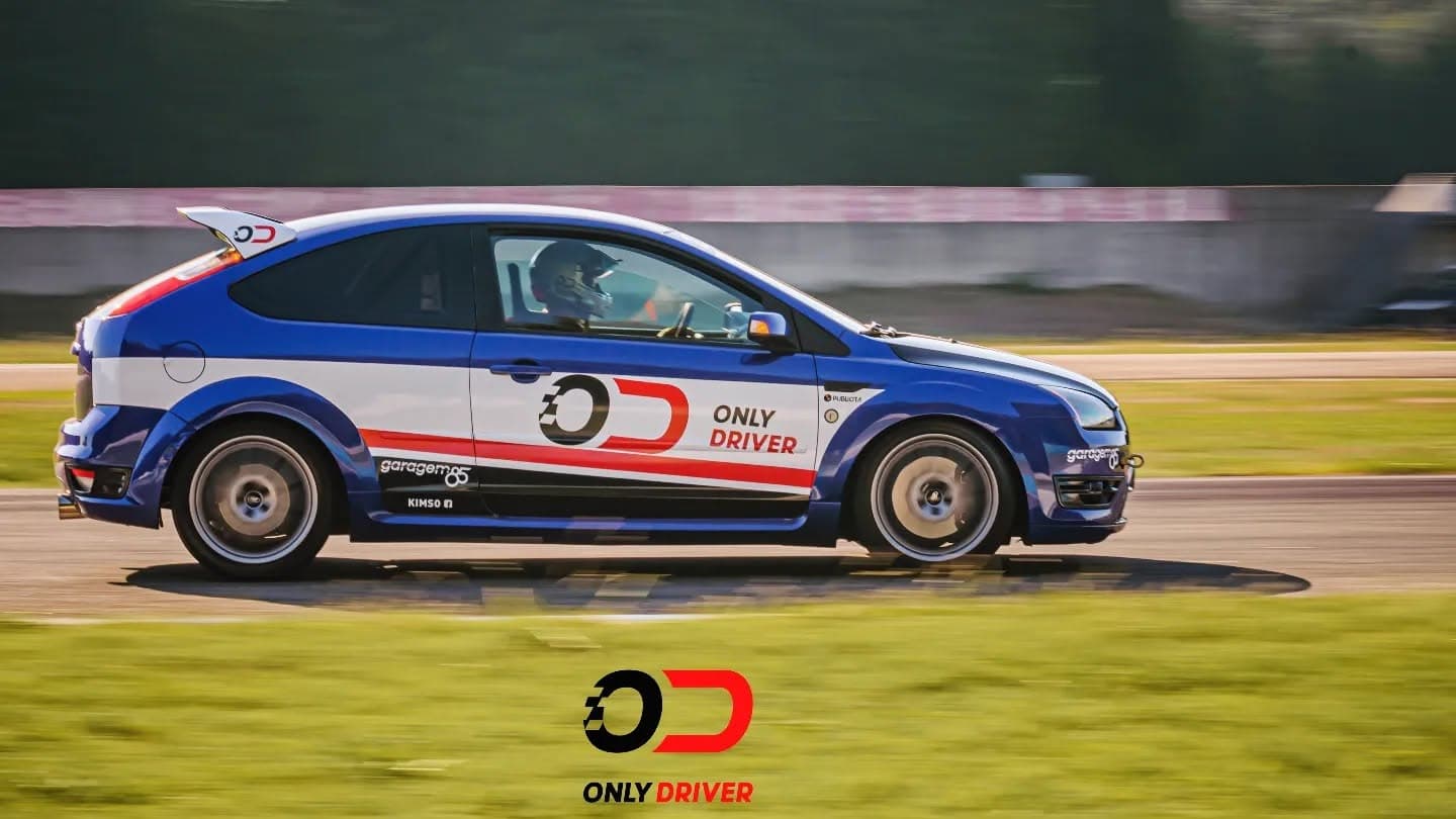 Ford Focus da Only Driver em pista, em plena velocidade